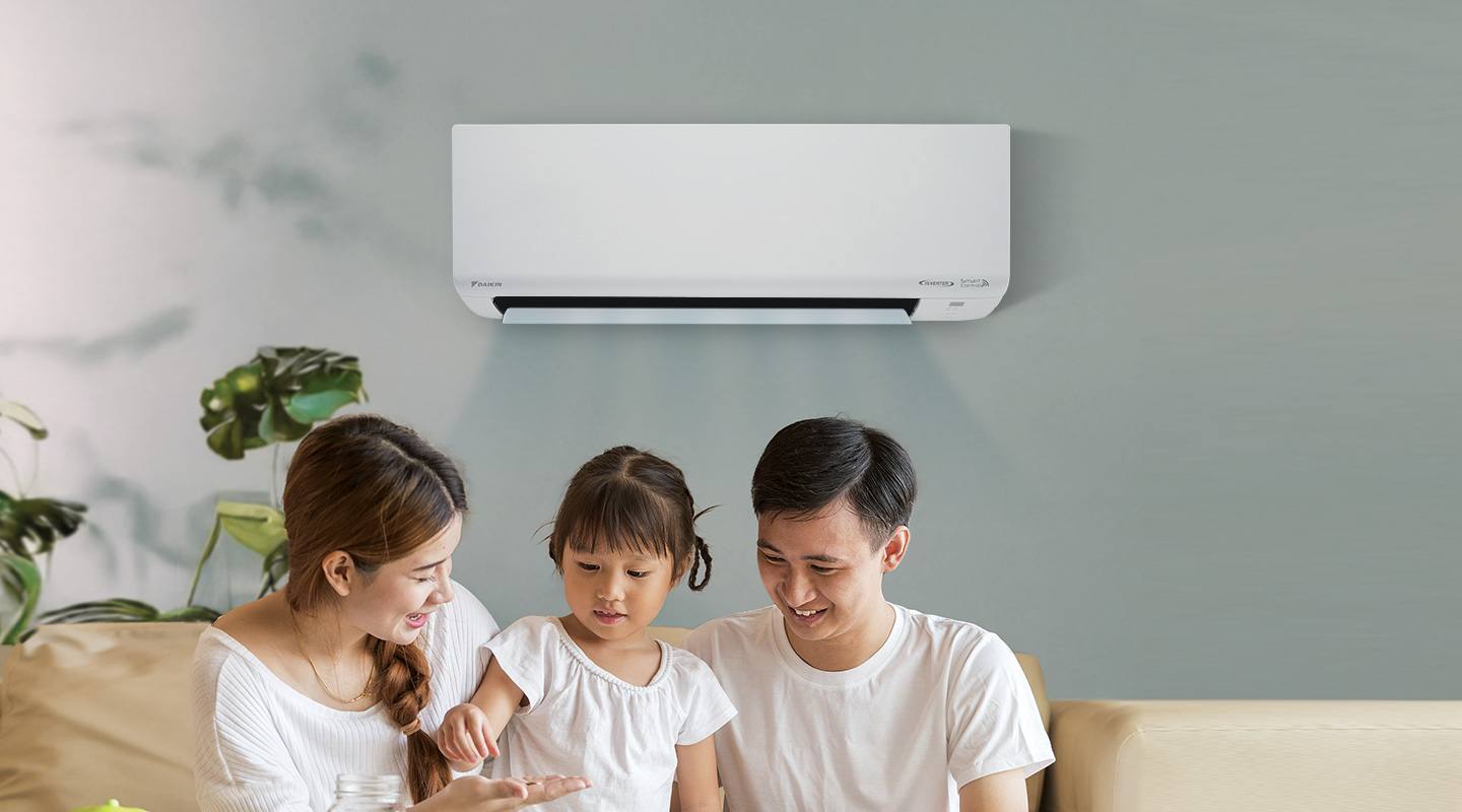 Keluarga berehat di ruang tamu yang disejukkan unit aircond Daikin