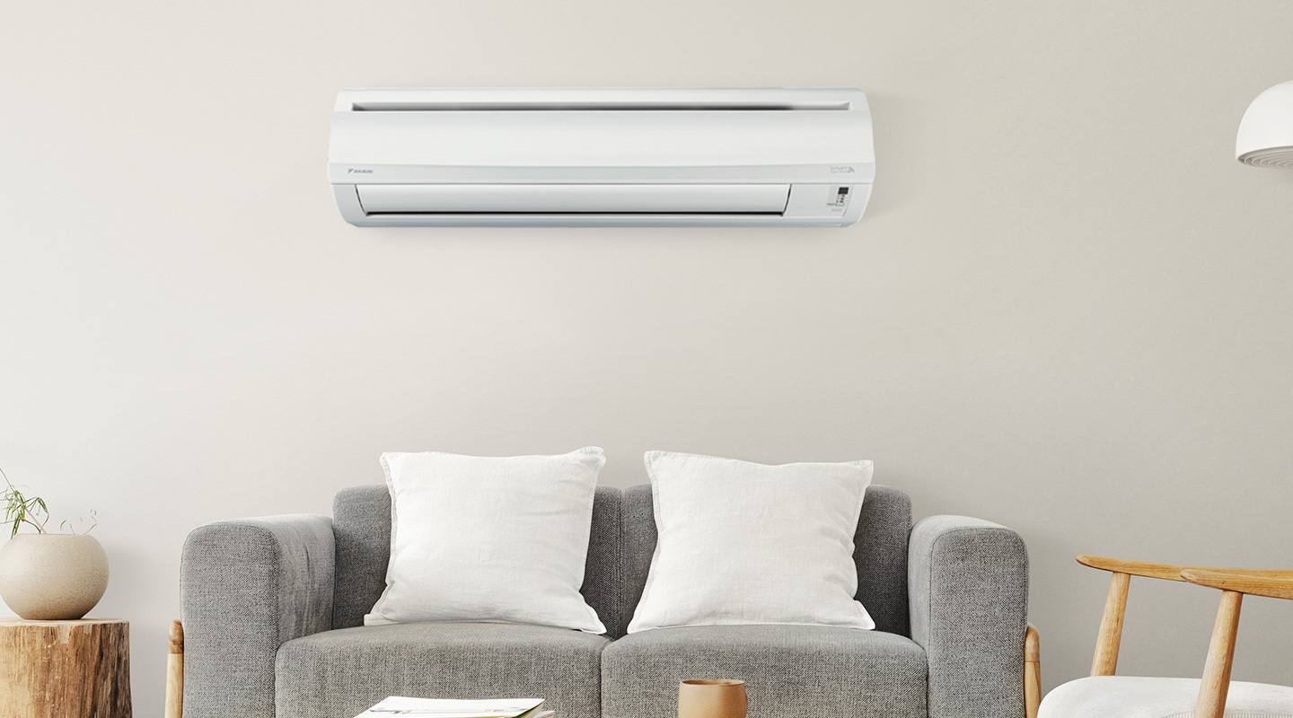Unit aircond Daikin dipasang di atas sofa ruang tamu